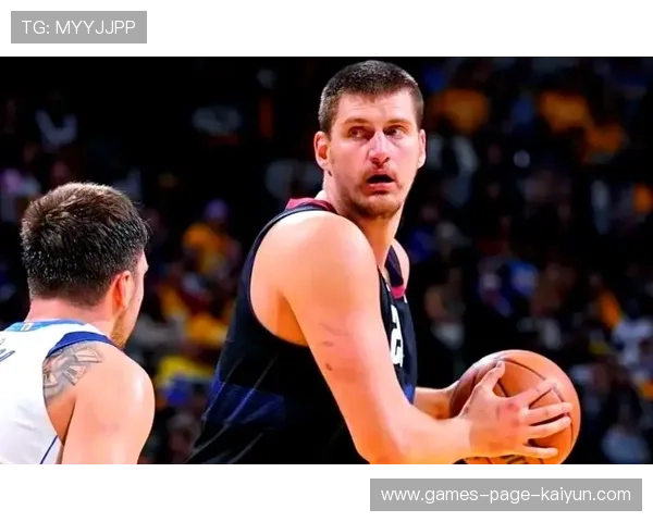 约基奇被拍到自己铲雪：网友笑疯