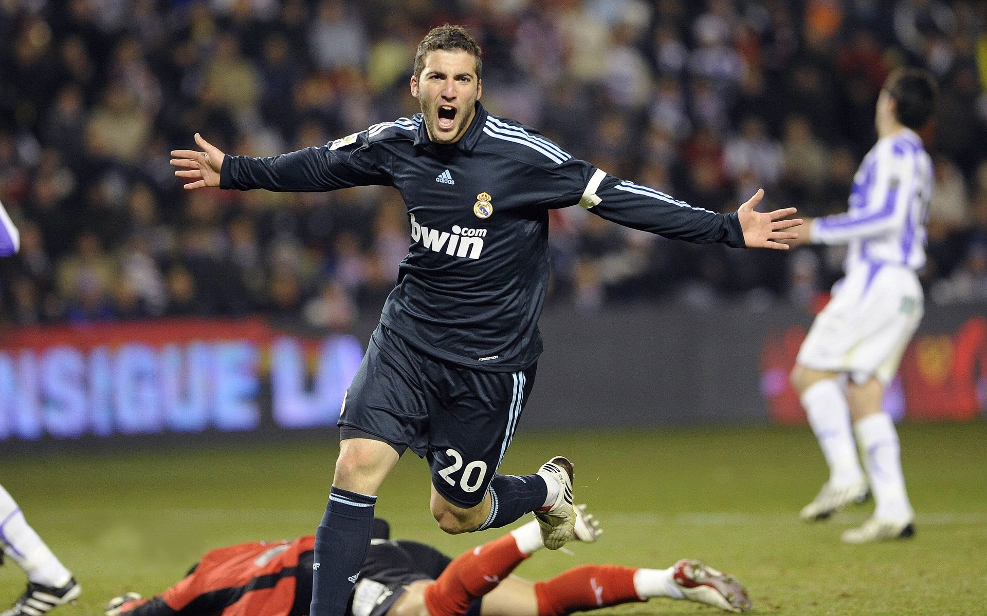 世界杯半决赛 传统豪门点球大战惊险晋级